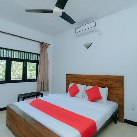 קנדי Oyo 479 Water Front Hotel מראה חיצוני תמונה