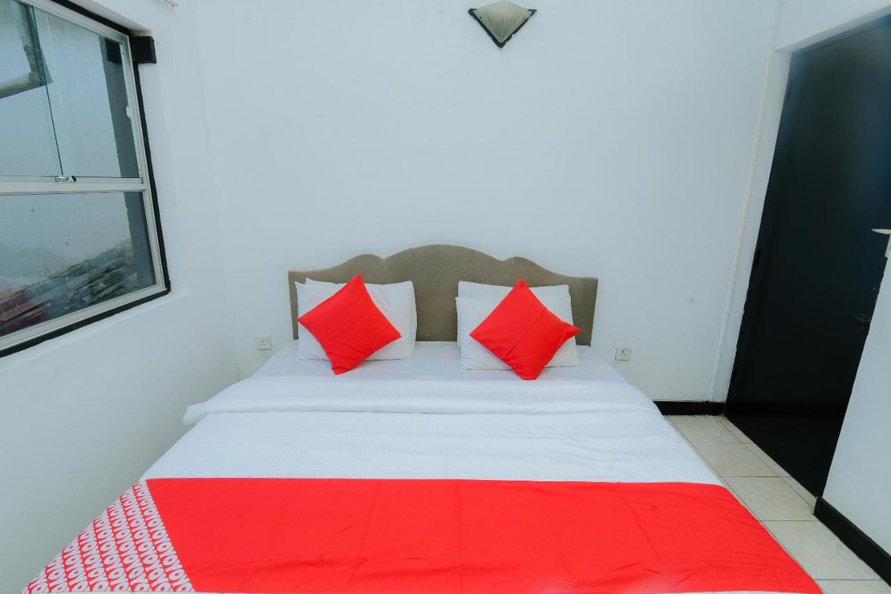 קנדי Oyo 479 Water Front Hotel מראה חיצוני תמונה