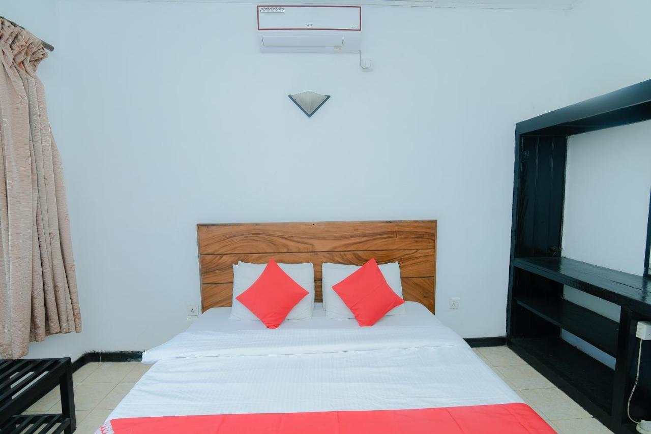 קנדי Oyo 479 Water Front Hotel מראה חיצוני תמונה